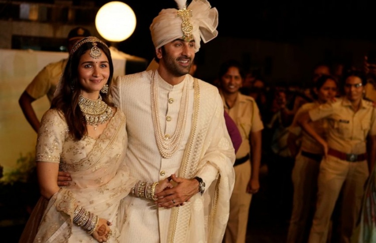 ރަންބީރު ދަރިފުޅަށް އެއްޗެހި ގަންނަން ފަށައިފި