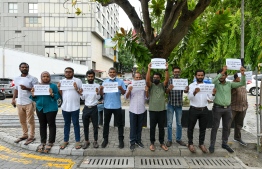 (FILE) Journalists protesting outside parliament on June 30, 2022, against passing the Evidence Bill: the Evidence Bill is being implemented on January 18, 2023 -- Photo: Nishan Ali / Mihaaru