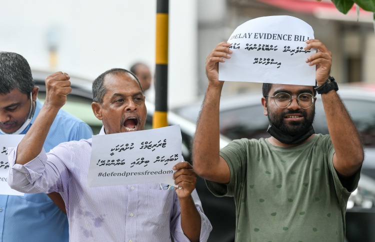 ދެ ނޫސްވެރިއަކަށް މަރުގެ އިންޒާރުދިން މައްސަލަަ ބަލަނީ