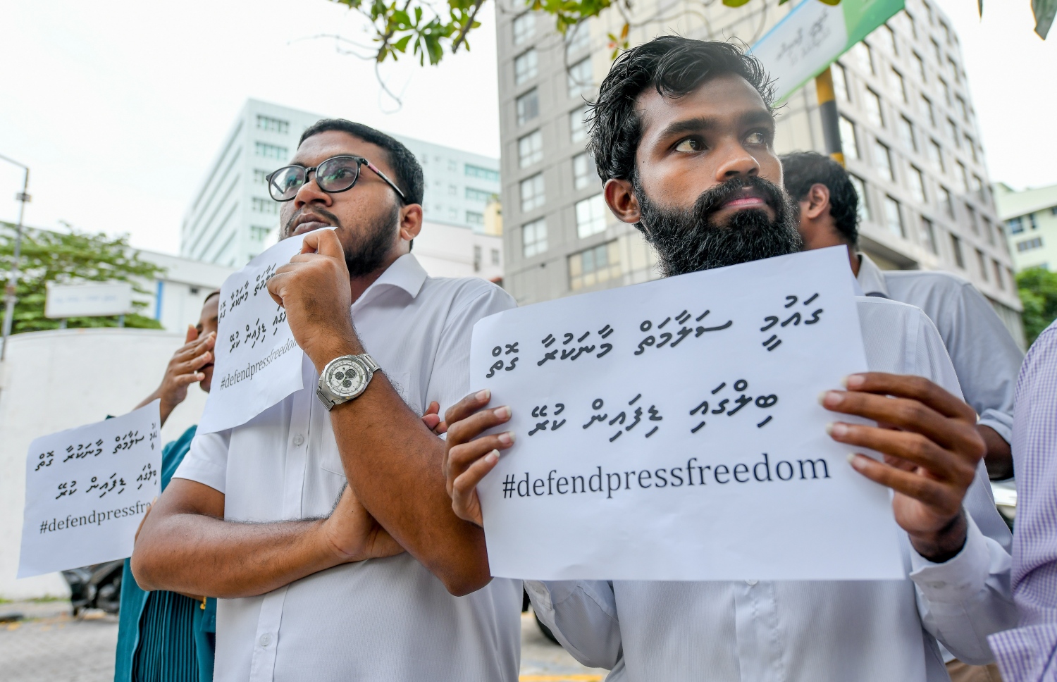 މަސްދަރު ހާމަކުރަން ދެކޮޅު ހަދައި ނޫސްވެރިން މަޖިލީސް އިދާރާގެ ދޮރުމަތީގައި ހިތްހަމަނުޖެހުން ފާޅުކުރަނީ -- ފައިލް ފޮޓޯ: މިހާރު