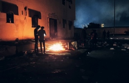 This picture taken early on July 2, 2022 shows a view of the building used by Libya's Tobruk-based parliament building in the country's east, lit up by protesters who broke inside while demonstrating against deteriorating living conditions and political deadlock. -- Photo : AFP