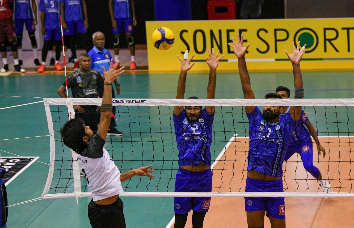 ގައުމީ ލީގުގައި ޕޮލިސް ކުލަބާއި ދިވެހި ސިފައިންގެ ކުލަބް ބައްދަލުކުރި މެޗުގެ ތެރެއިން.-- ފޮޓޯ: ނިޝާން އަލީ/ މިހާރު