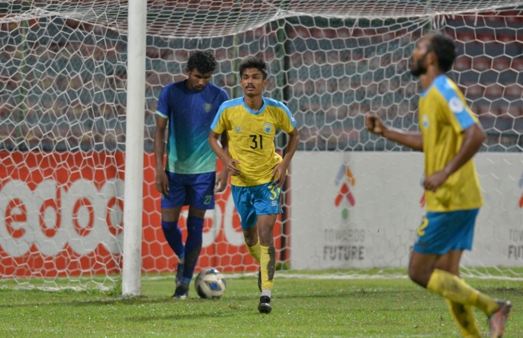 ފަހަތުން އަރައި ސަސް ބަލިކޮށް ވެލެންސިއާ ތިން ވަނައަށް