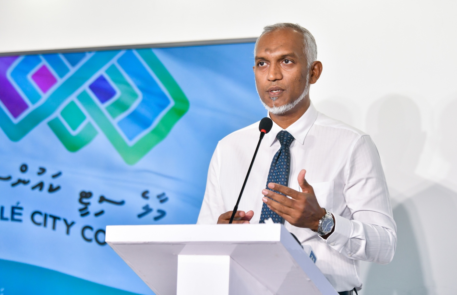 މަގު ހެދުމުގެ މަޝްރޫއު ކައުންސިލްގެ އަތުން އަތުލި މައްސަލައިގައި އޭނާ ވަނީ ސަރުކާރަށް ފާޑުކިއުން އަމާޒުކުރައްވައި އެއީ ލާމަރުކަޒީ ގާނޫނާ ޚިލާފު އަމަލެއް ކަމަށް ވިދާޅުވެފައި. -- ފޮޓޯ: ފަޔާޒު މޫސާ/ މިހާރު