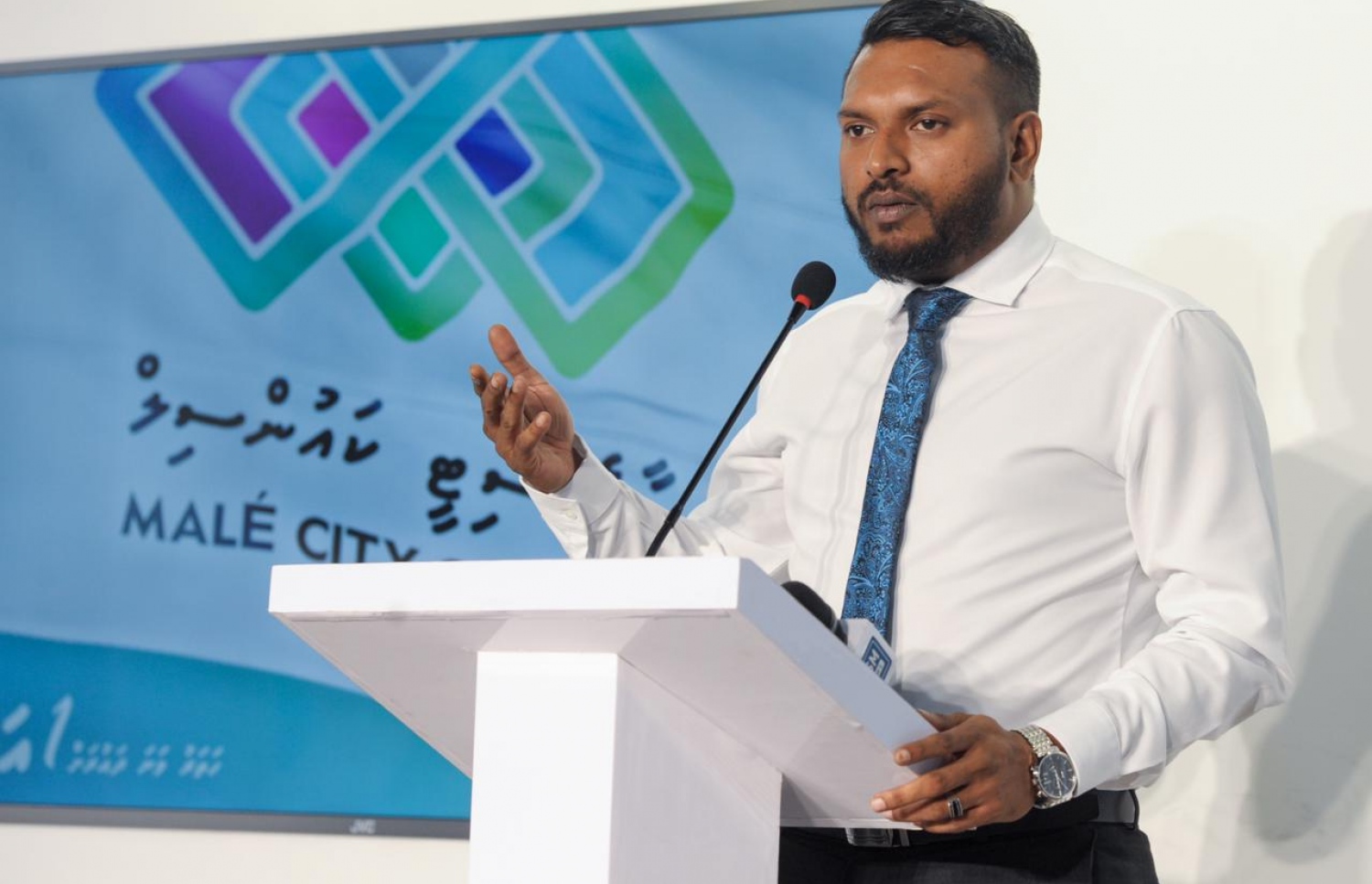 މާލޭ ސިޓީ ކައުންސިލުން ބޭއްވި ނޫސްވެރިންގެ ބައްދަލުވުމުގައި ކައުންސިލް މެމްބަރު އަހްމަދު ނަރީޝް ވާހަކަދައްކަވަނީ -- ފޮޓޯ: މާލޭ ސިޓީ ކައުންސިލް