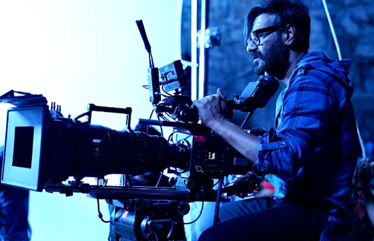 އަޖޭގެ ހަތަރު ވަނަ ޑައިރެކްޝަން މަސައްކަތުގައި.