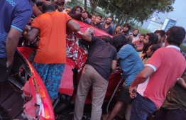 މާލޭގައި ބަހަކާއި ކާރެއް ޖެހި އެކްސިޑެންޓުވެފައި. ފޮޓޯ: ޝަފްރާޒް/ ފޭސްބުކް