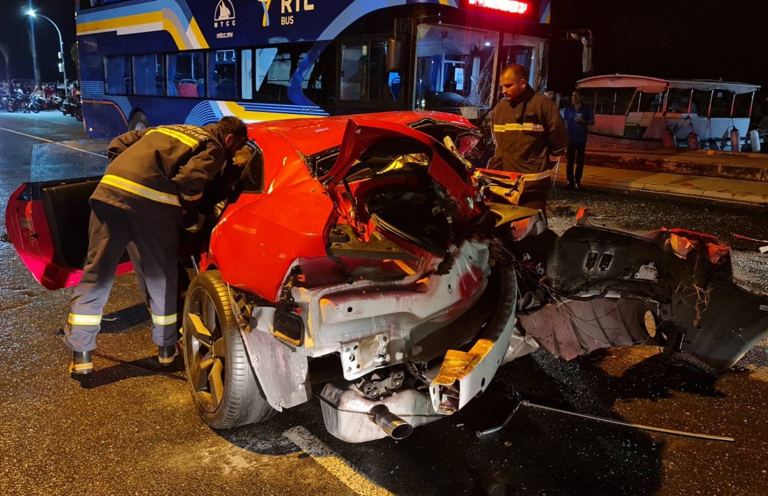 އެކްސިޑެންޓް ހިނގި ސަރަހައްދުގައި ސިފައިންގެ ފަޔާ އެންޑް ރެސްކިއު ސާވިސް އިން ހަރަކާތްތެރިވަނީ-- ފޮޓޯ: އެމްއެންޑީއެފް