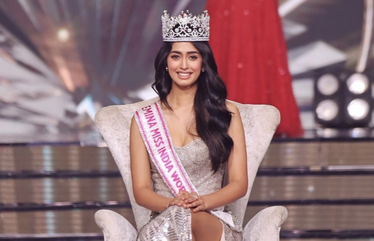 މިސް އިންޑިއާގެ ތާޖު އުފުލާލި 21 އަހަރުގެ ސިނީ.