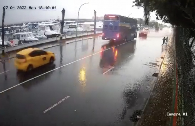 ވީޑިއޯ: ކާރު ކޮންޓްރޯލް ނުވެ އެނބުރެމުން ގޮސް ޖެހުނީ