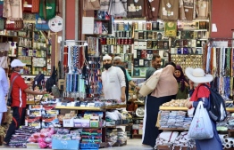 Muslim pilgrims shop in the market in the holy city of Mecca on July 4, 2022, as Saudi Arabia hosts some one million people, including 850,000 from abroad, for the hajj pilgrimage, a key pillar of Islam that all able-bodied Muslims are required to perform at least once in a lifetime. -- Photo: AFP