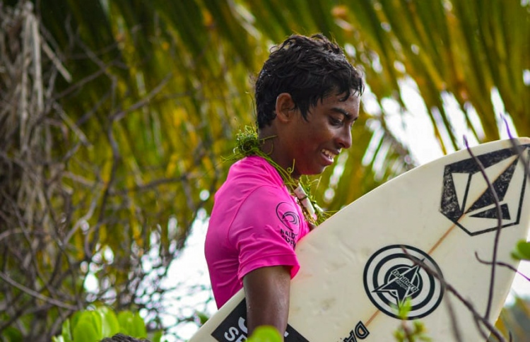 ޝަނިފް ޝަފީގް، އަމިއްލަ ރަށުގައި ބޭއްވި މުބާރާތުގެ ޖޫނިއާ ބައިން ވެސް ޗެމްޕިއަންކަން ހޯދި ޒުވާޏް ރާޅާއެޅުންތެރިޔާ ވަނީ، ކިނޮޅަހު ހުރާކޮޅު ރާޅުގަނޑުގައި އޯޕަން ބައިގެ ފައިނަލަށް ވެސް ދަތުރު ކޮށްފައި.-- ފޮޓޯ: ފޭސްބުކް