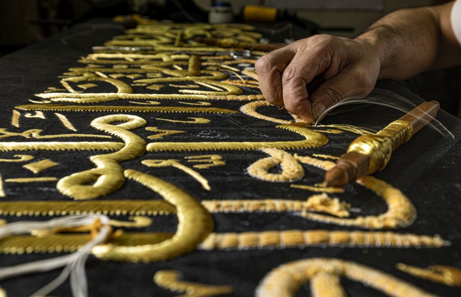 މައްކާގެ ހަރަމްފުޅުގެ އުރަކޮޅާ އެއްގޮތަށް މިސްރުގެ އާއިލާއަކުން ހަދާ ފަށުވީގެ ފޮތިގަނޑެއް. -- ފޮޓޯ: އޭއެފްޕީ