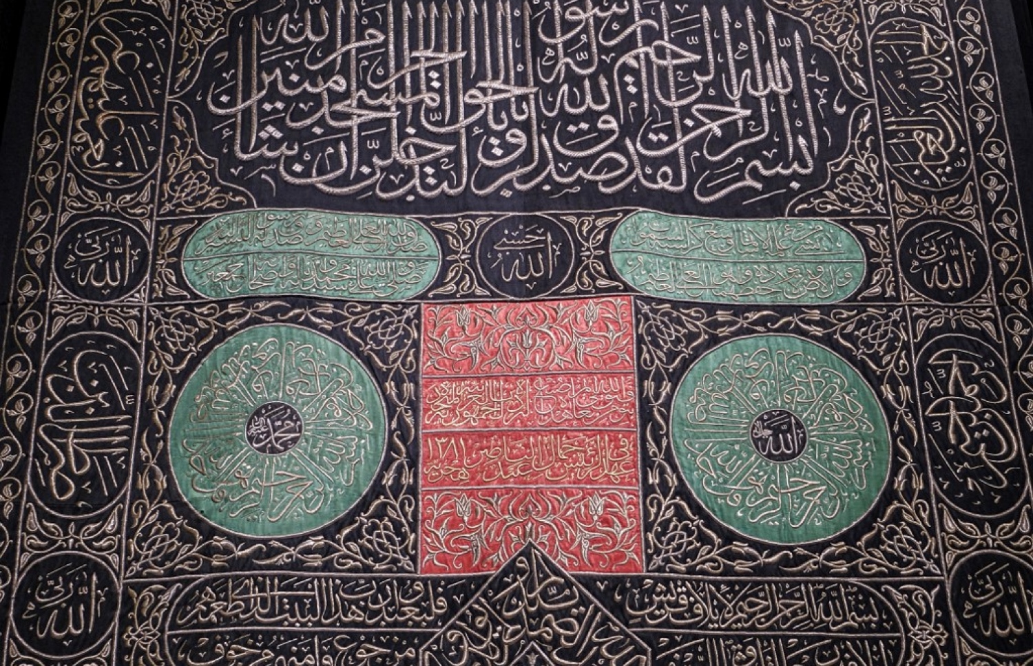 މައްކާގެ ހަރަމްފުޅުގެ އުރަކޮޅާ އެއްގޮތަށް މިސްރުގެ އާއިލާއަކުން ހަދާ ފަށުވީގެ ފޮތިގަނޑެއް. -- ފޮޓޯ: އޭއެފްޕީ