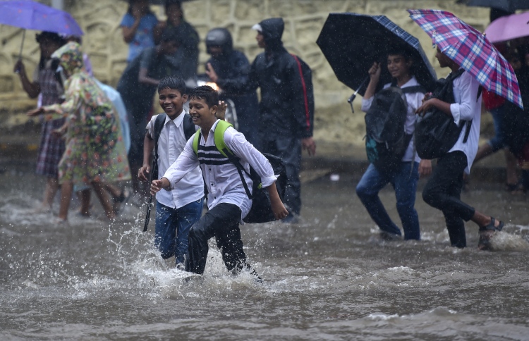 ބޯ ވާރޭގެ ސަބަބުން ފެންބޮޑުވެ މުމްބާއީ ހުއްޓުމަކަށް