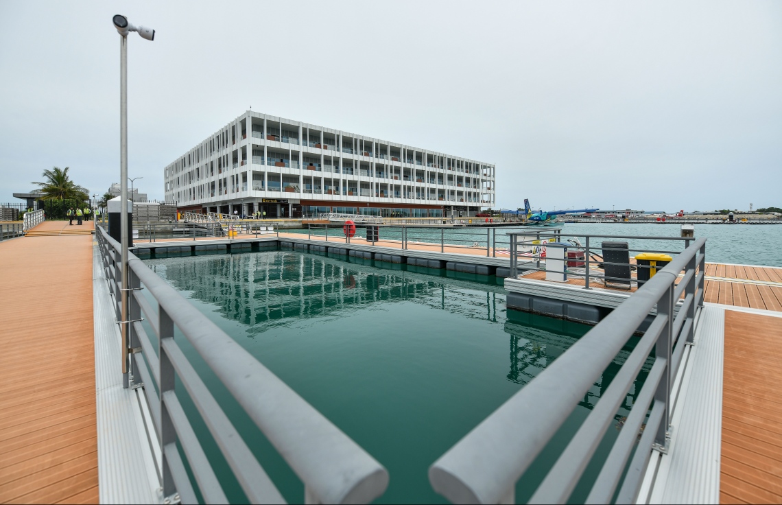 އެމްއޭސީއެލްއިން ޒަމާނީ ފެންވަރަށް ތަރައްގީކޮށްފައިވާ އާ ސީޕްލޭން ޓާމިނަލް "ނޫވިލު"ގެ ޑޮކިން ޕްލެޓްފޯމް، މިޓާމިނަލުން އެއްފަހަރާ 6000 އަށް ވުރެ ގިނަ މީހުންނަށް ހިދުމަތް ދެވޭ --. ފޮޓޯ: ނިޝާން އަލީ