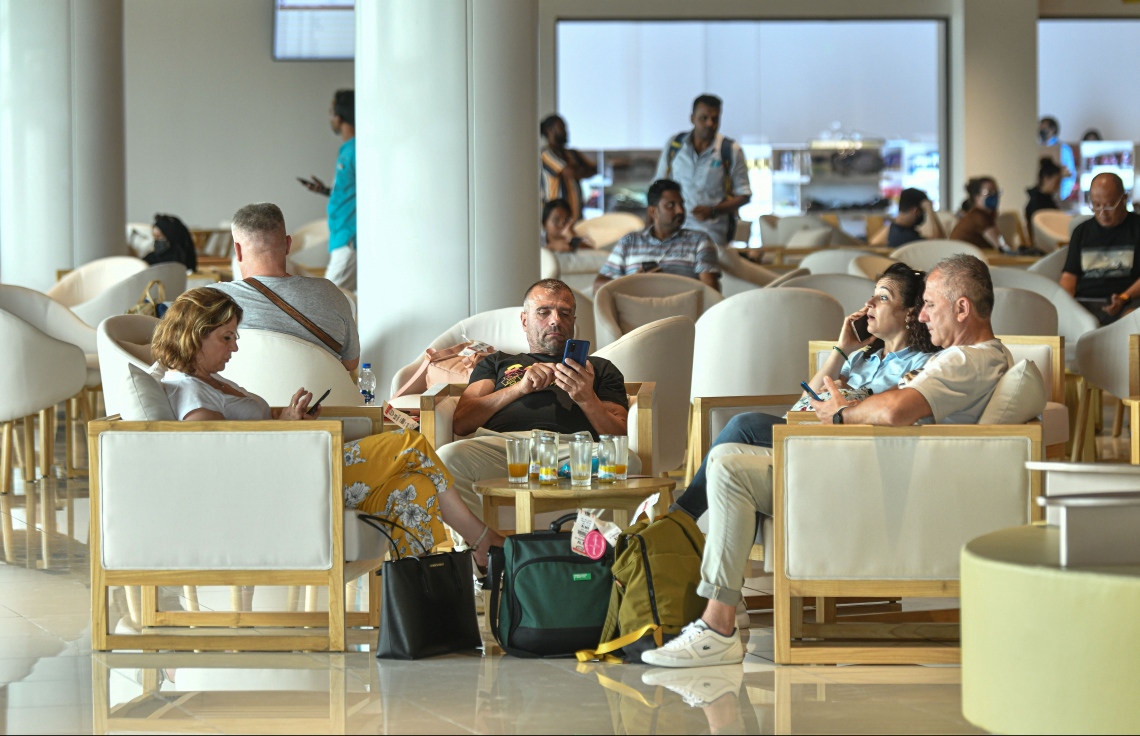 އެމްއޭސީއެލްއިން ޒަމާނީ ފެންވަރަށް ތަރައްގީކޮށްފައިވާ އާ ސީޕްލޭން ޓާމިނަލް "ނޫވިލު" ލައުންޖުގައި ފަސިންޖަރުުންތަކެއް މަޑުކޮށްލައިގެން، މިޓާމިނަލުން އެއްފަހަރާ 6000 އަށް ވުރެ ގިނަ މީހުންނަށް ހިދުމަތް ދެވޭ --. ފޮޓޯ: ނިޝާން އަލީ