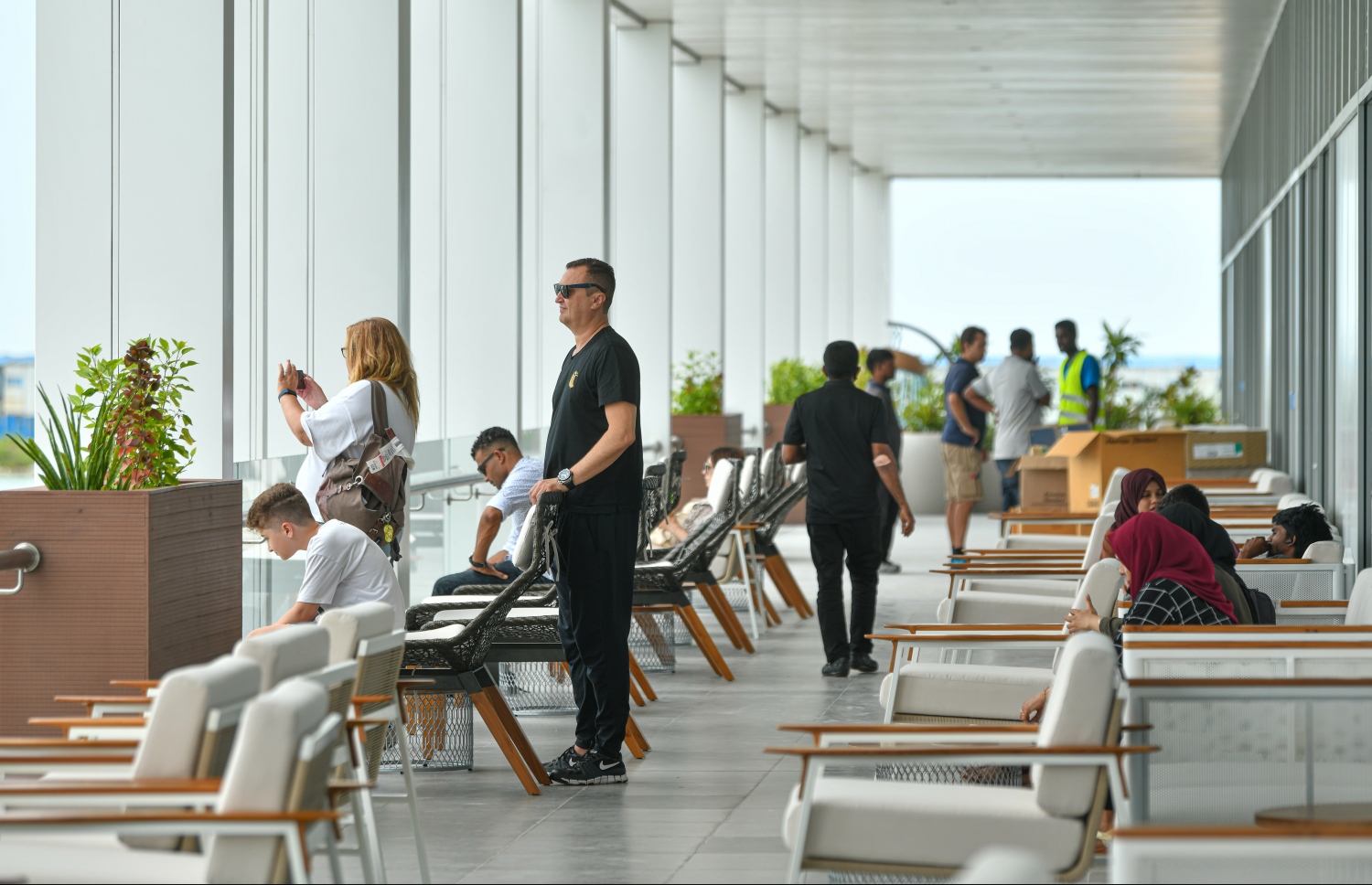 އާ ސީޕްލޭން ޓާމިނަލްގައި ފަސިންޖަރުންތަކެއް މަޑުކޮށްލައިގެން