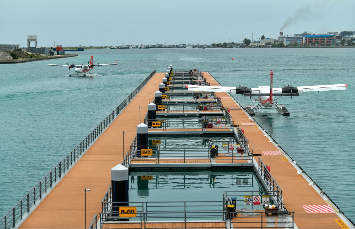 އެމްއޭސީއެލްއިން ޒަމާނީ ފެންވަރަށް ތަރައްގީކޮށްފައިވާ އާ ސީޕްލޭން ޓާމިނަލް "ނޫވިލު"ގެ ޑޮކިން ޕްލެޓްފޯމް، މިޓާމިނަލުން އެއްފަހަރާ 6000 އަށް ވުރެ ގިނަ މީހުންނަށް ހިދުމަތް ދެވޭ --. ފޮޓޯ: ނިޝާން އަލީ