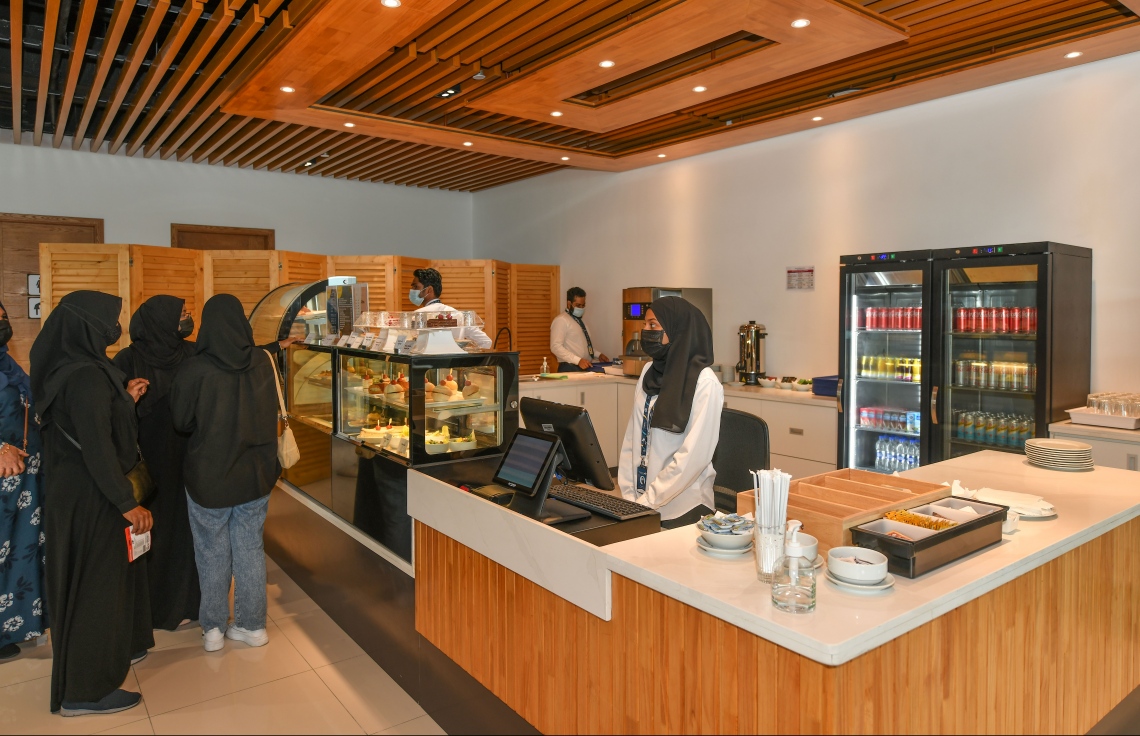 އާ ސީޕްލޭން ޓާމިނަލްގެ ލައުންޖެއްގައި ފަސިންޖަރުންނަށް ހިދުމަތް ދެނީ. -- ފޮޓޯ: ނިޝާން އަލީ/ މިހާރު