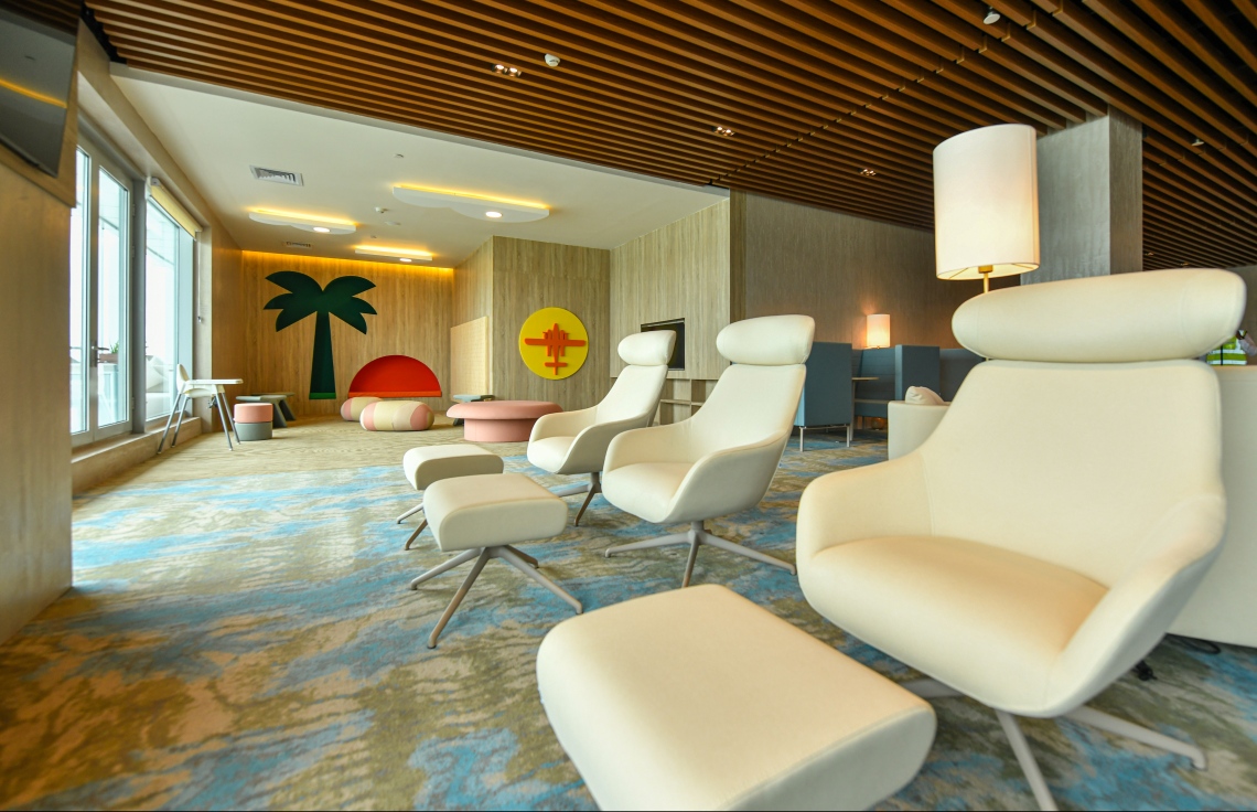 އާ ސީޕްލޭން ޓާމިނަލްގެ ބިޒްނަސް ލައުންޖު. އެ ލައުންޖުން 235 މީހުންނަށް ހިދުމަތް ދެވޭނެ-- ފޮޓޯ: ނިޝާން އަލީ/ މިހާރު