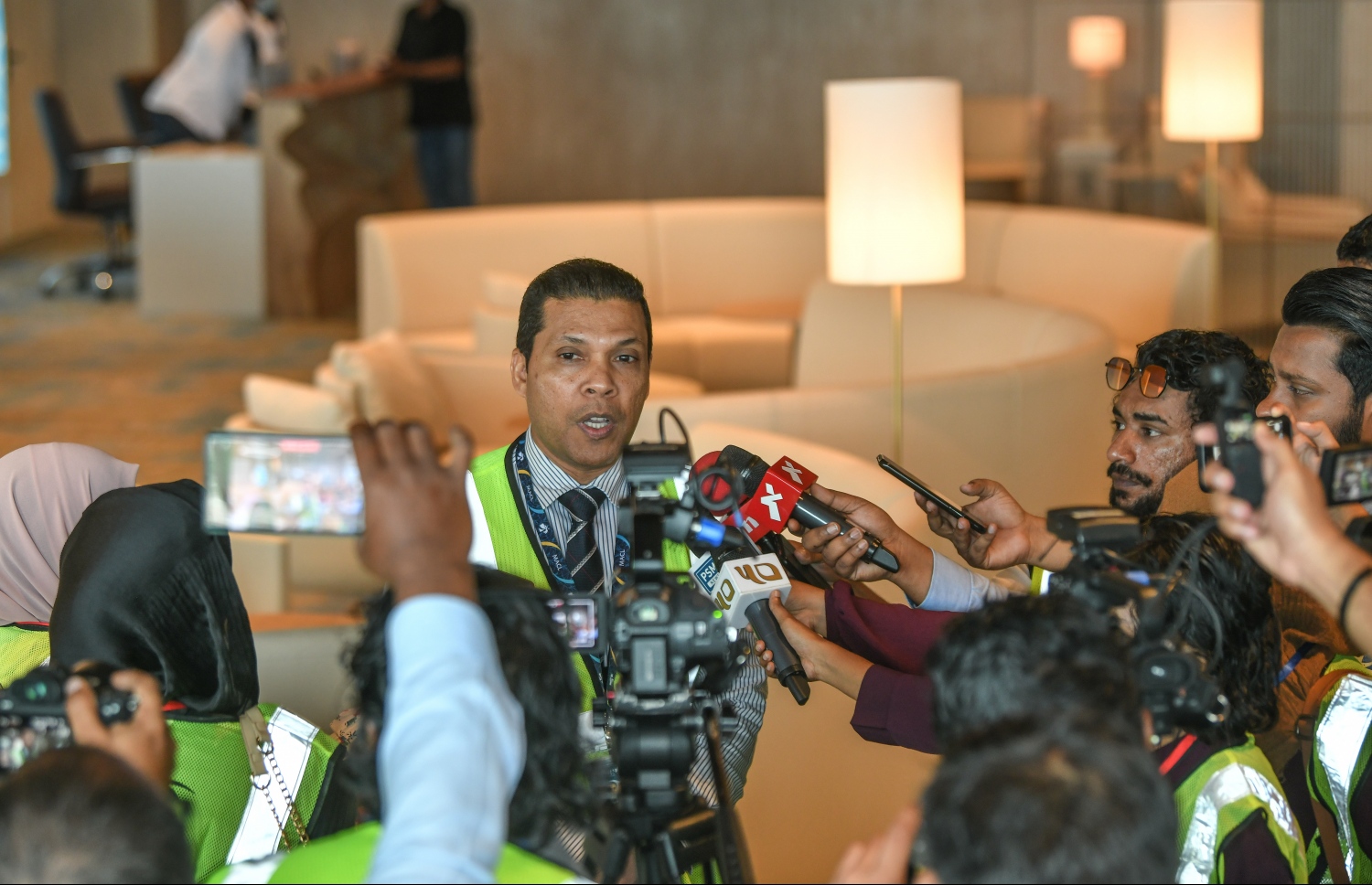 ޑެޕިއުޓީ މެނޭޖިން ޑިރެކްޓަރު އިބްރާހިމް ތޯހާ މިއަދު ބޭއްވި ނޫސްވެރިންގެ ބައްދަލުވުމުގައި ވާހަކަދައްކަވަނީ-- ފޮޓޯ: ނިޝާން އަލީ/ މިހާރު