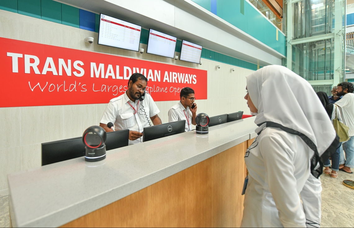 އެމްއޭސީއެލްއިން ޒަމާނީ ފެންވަރަށް ތަރައްގީކޮށްފައިވާ އާ ސީޕްލޭން ޓާމިނަލްގައި ޓްރާންސް މޯލްޑިވިއަންގެ ކައުންޓަރަކުން ހިދުމަތް ދެނީ، އާ ޓާމިނަލް މިވަގުތު ބޭނުންކުރާނީ ޓީއެމްއޭ އާއި މަންޓާ އެކަނި --. ފޮޓޯ: ނިޝާން އަލީ