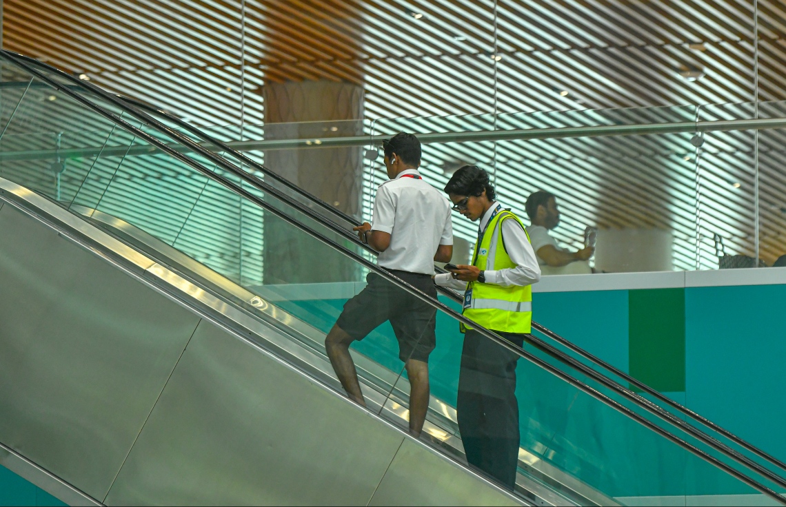 އާ ސީޕްލޭން ޓާމިނަލްގެ ލޮބީ އޭރިއާގެ ލިފްޓް އަކުން ބަޔަކު ދަނީ. ސީޕްލޭން ޓާމިނަލްގައި ރިސޯޓުތަކަށް ގިނަ ލައުންޖުތަކެއް ހާއްސަކޮށްފައިވޭ--ފޮޓޯ:ނިޝާން އަލީ/މިހާރު