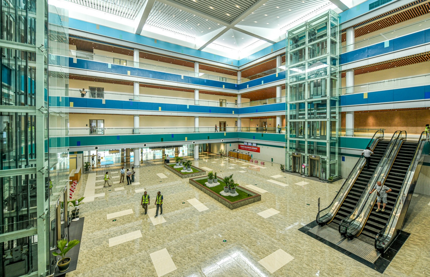 ވީއައިއޭގެ އާ ސީޕްލޭން ޓާމިނަލްގެ ލޮބީ: އަންނަ ބުރާސްފަތީގެ އެ ޓާމިނަލް ރަސްމީކޮށް ހުޅުވަން ނިންމާފައިވޭ --ފޮޓޯ: ނިޝާން އަލީ | މިހާރު