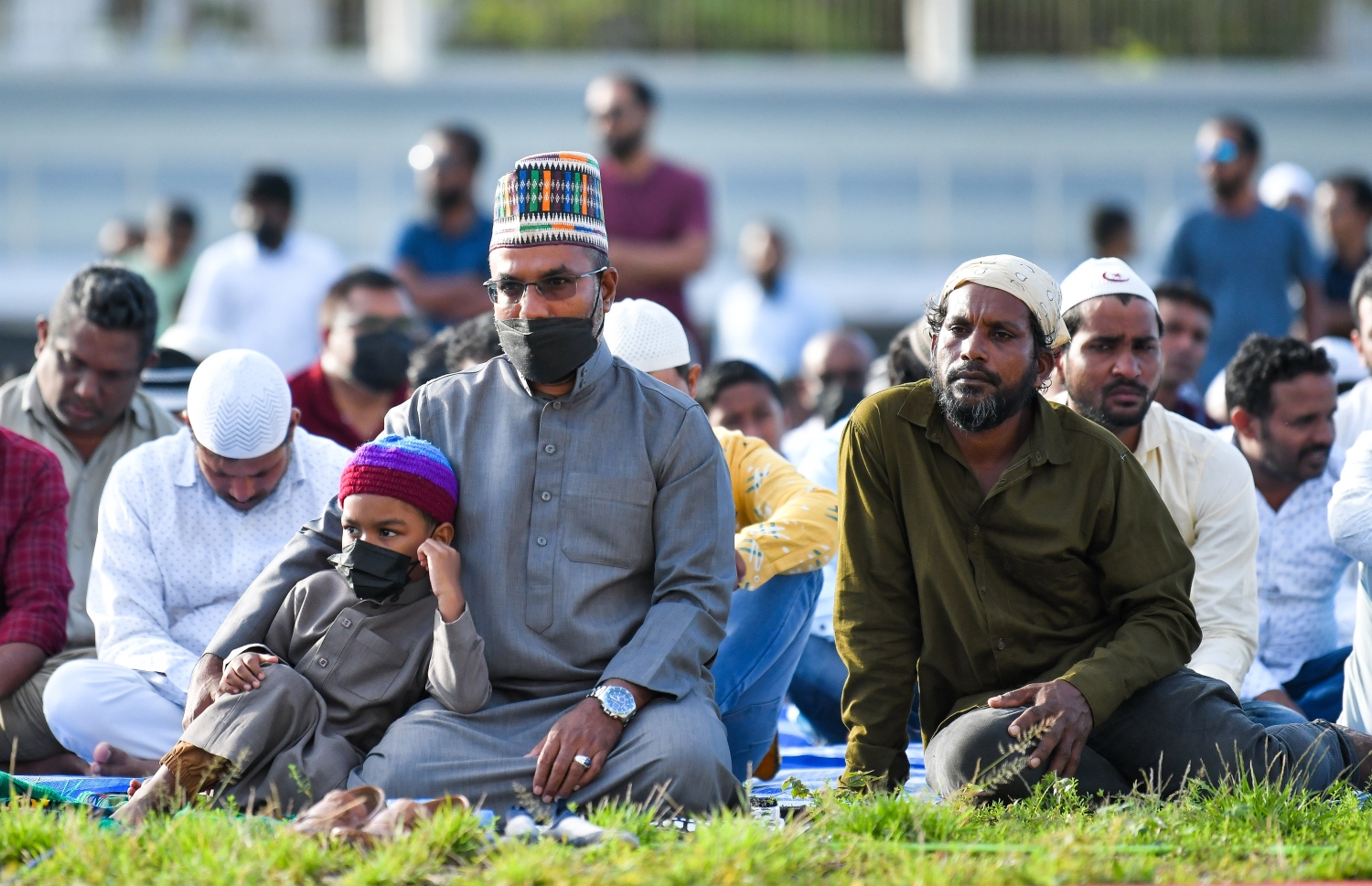 މިދިޔަ އަހަރު ހުޅުމާލެ ސިންތެޓިކް ޓްރެކްގައި ބޮޑު އީދު ނަމާދުކުރަނީ: މި އަހަރުވެސް މާލެ ސަރަހައްދުގެ ހަތަރު ތަނެއްގައި ބޮޑު ޖަމާއަތުގައި އީދު ނަމާދުކުރަނީ.-- ފޮޓޯ: ފަޔާޒް މޫސާ | މިހާރު