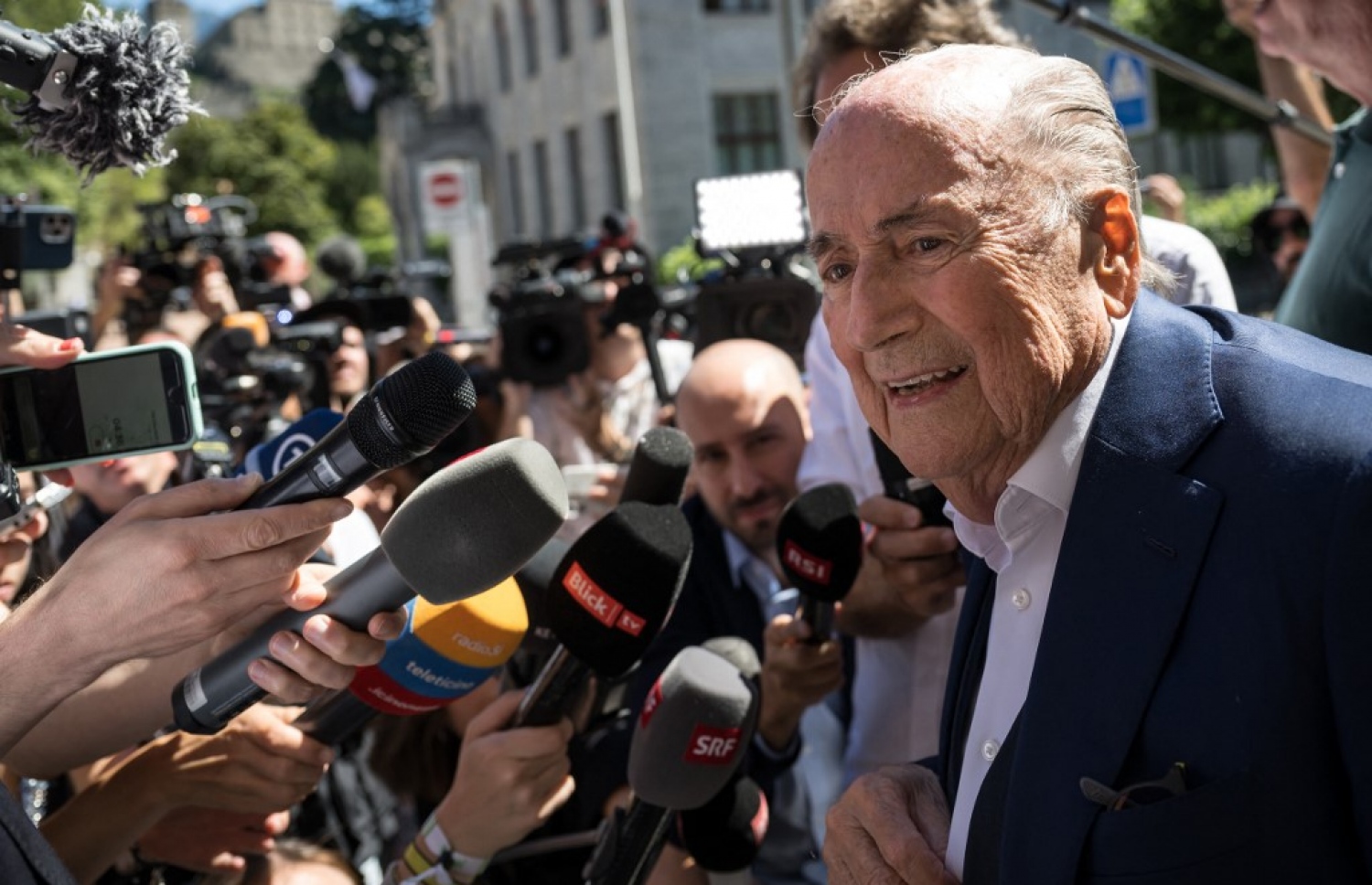 ސްވިޓްޒަލޭންޑްގެ ބެލިންޒޯނާ ފެޑެރަލް ކްރިމިނަލް ކޯޓު ބޭރުގައި އިއްޔެ ބްލެޓާ މީޑިއާއާ ވާހަކަ ދައްކަނީ.-- ފޮޓޯ: އޭއެފްޕީ