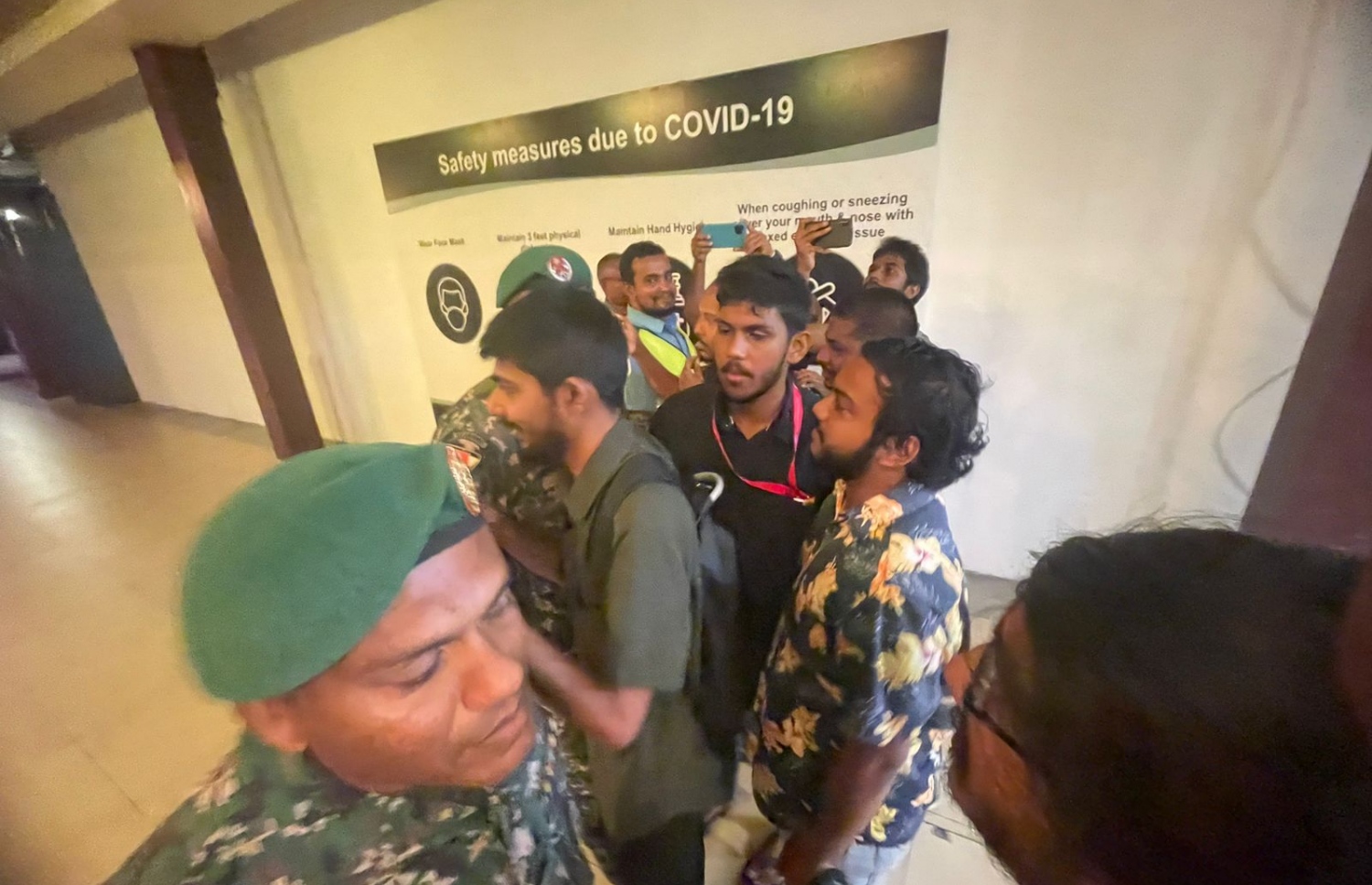 ހައްޖުގެ އަޅުކަމަށް ފަހު ރައީސް އިބްރާހިމް މުހައްމަދު ސޯލިހު މިރޭ ރާއްޖެ ވަޑައިގެންނެވި ވަގުތު އެއާޕޯޓަށް ދިޔަ ނޫސްވެރިން ވީއައިޕީ ލައުންޖުގެ މައި ދޮރުން ދުރަށް ޖައްސާފައި: ރައީސާ ސުވާލު ކުރަން ސަލާމަތީ ފަރާތްތަކުން ނޫސްވެރިންނަށް ފުރުސަތު ނުދިން.---ފޮޓޯ: ނިޝާން އަލީ| މިހާރު