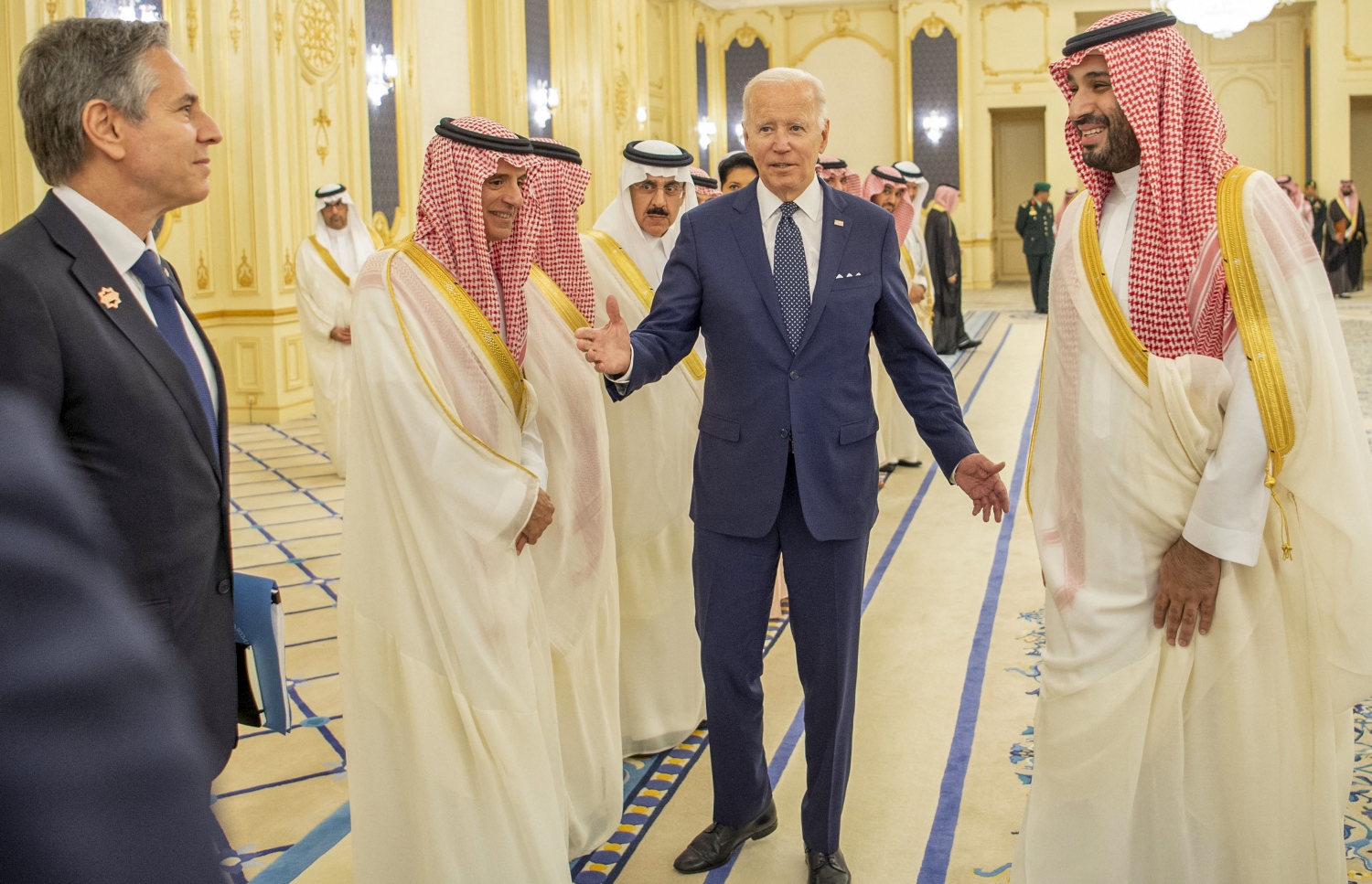 އެމެރިކާގެ ރައީސް ޖޯ ބައިޑެން (ކ) ސައޫދީ އަށް ކުރެއްވި ދެ ދުވަހުގެ ރަސްމީ ދަތުރުފުޅުގައި، ޖުލައި 15، 2022 ގައި ޖިއްދާ އަށް ވަޑައިގަތުމުން، ސައޫދީ ވަލީ އަހުދު މުހައްމަދު ބިން ސަލްމާން (ކ) ރައީސް ބައިޑެން އަށް، އައްސަލާމް ގަނޑުވަރުގައި މަރުހަބާ ދަންނަވަނީ. --އޭއެފްޕީ