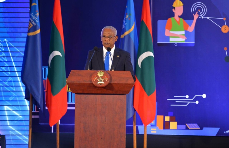 ބައެއް ފްލެޓްތައް ކަސްޓަމްސްގެ މުވައްޒަފުންނަށް ދެނީ