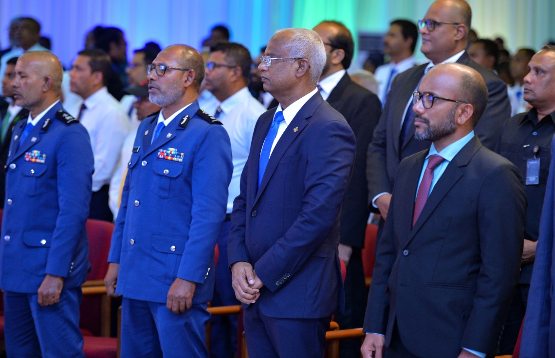 ކަސްޓަމްސްގެ 132 ވަނަ އަހަރީ ދުވަސް ފާހަގަކުރުމަށް ދަރުބާރުގޭގައި ބޭއްވި ޖަލްސާގައި ކޮމިޝަނާ ޖެނެރަލް އޮފް ކަސްޓަމްސް އަބްދުﷲ ޝަރީފް(ވ-2) އަދި ރައީސް މުހައްމަދު ސޯލިހު (ކ-2) ބައިވެރިވެވަޑައިގަންނަވަނީ -- ފޮޓޯ: ރައީސް އޮފީސް