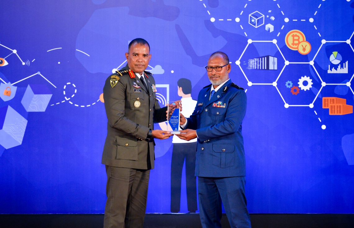 ކަސްޓަމްސްގެ 132 ވަނަ އަހަރީ ދުވަސް ފާހަގަކުރުމަށް ދަރުބާރުގޭގައި ބޭއްވި ޖަލްސާގައި ކޮމިޝަނާ ޖެނެރަލް އޮފް ކަސްޓަމްސް އަބްދުﷲ ޝަރީފް (ކ) ސިފައިންގެ އިސް އޮފިސަރަކަށް ހަނދާނީ ފިލައެއް ދެއްވަނީ -- ފޮޓޯ: ރައީސް އޮފީސް