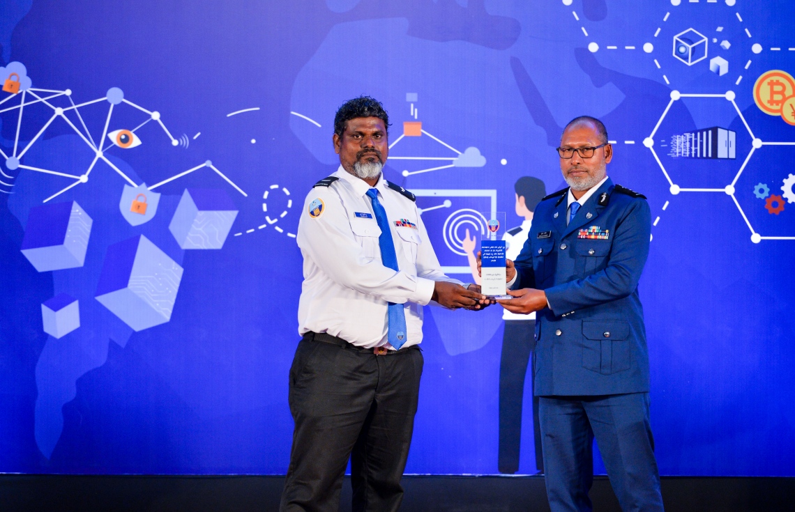 ކަސްޓަމްސްގެ 132 ވަނަ އަހަރީ ދުވަސް ފާހަގަކުރުމަށް ދަރުބާރުގޭގައި ބޭއްވި ޖަލްސާގައި ކޮމިޝަނާ ޖެނެރަލް އޮފް ކަސްޓަމްސް އަބްދުﷲ ޝަރީފް(ކ) ކަސްޓަމްސް އޮފިސަރަކަށް ހަނދާނީ ފިލައެއް ދެއްވަނީ -- ފޮޓޯ: ރައީސް އޮފީސް