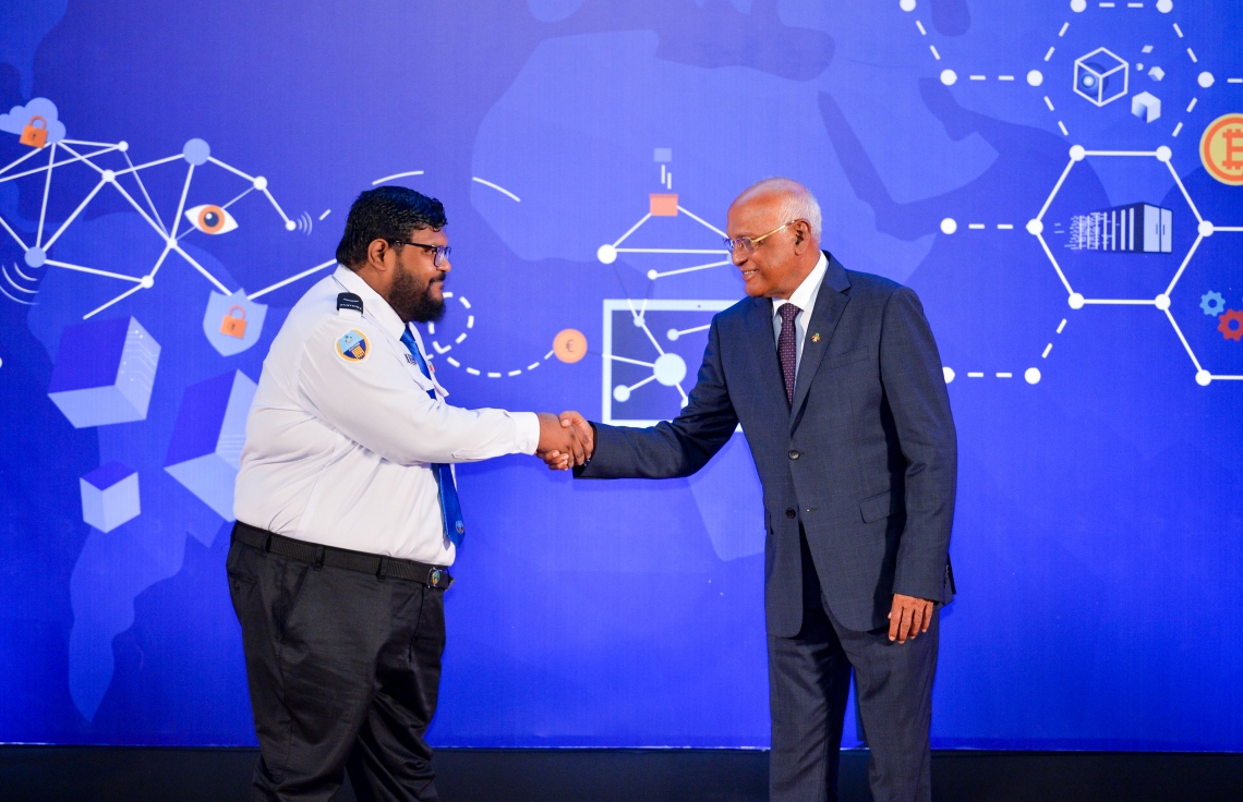 ކަސްޓަމްސްގެ 132 ވަނަ އަހަރީ ދުވަސް ފާހަގަކުރުމަށް ދަރުބާރުގޭގައި ބޭއްވި ޖަލްސާގައި ހެލްތު މިނިސްޓަރު އަހުމަދު ނަސީމް(ކ)، ކަސްޓަމްސް އޮފިސަރަކާ ސަލާމް ކުރައްވަނީ -- ފޮޓޯ: ރައީސް އޮފީސް