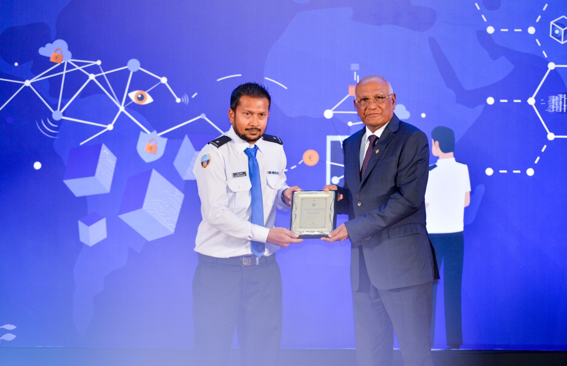 ކަސްޓަމްސްގެ 132 ވަނަ އަހަރީ ދުވަސް ފާހަގަކުރުމަށް ދަރުބާރުގޭގައި ބޭއްވި ޖަލްސާގައި ހެލްތު މިނިސްޓަރު އަހުމަދު ނަސީމް(ކ)، ކަސްޓަމްސް އޮފިސަރަކަށް ހަނދާނީ ފިލައެއް ދެއްވަނީ -- ފޮޓޯ: ރައީސް އޮފީސް