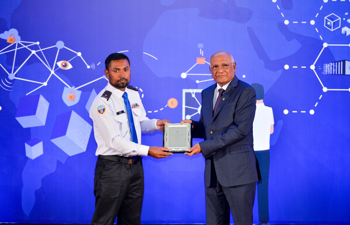 ކަސްޓަމްސްގެ 132 ވަނަ އަހަރީ ދުވަސް ފާހަގަކުރުމަށް ދަރުބާރުގޭގައި ބޭއްވި ޖަލްސާގައި ހެލްތު މިނިސްޓަރު އަހުމަދު ނަސީމް(ކ)، ކަސްޓަމްސް އޮފިސަރަކަށް ހަނދާނީ ފިލައެއް ދެއްވަނީ -- ފޮޓޯ: ރައީސް އޮފީސް