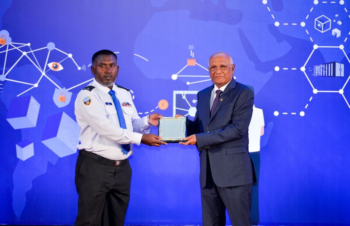 ކަސްޓަމްސްގެ 132 ވަނަ އަހަރީ ދުވަސް ފާހަގަކުރުމަށް ދަރުބާރުގޭގައި ބޭއްވި ޖަލްސާގައި ހެލްތު މިނިސްޓަރު އަހުމަދު ނަސީމް(ކ)، ކަސްޓަމްސް އޮފިސަރަކަށް ހަނދާނީ ފިލައެއް ދެއްވަނީ -- ފޮޓޯ: ރައީސް އޮފީސް