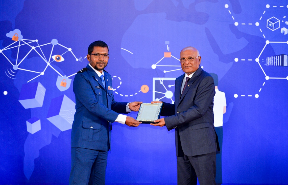 ކަސްޓަމްސްގެ 132 ވަނަ އަހަރީ ދުވަސް ފާހަގަކުރުމަށް ދަރުބާރުގޭގައި ބޭއްވި ޖަލްސާގައި ހެލްތު މިނިސްޓަރު އަހުމަދު ނަސީމް(ކ)، ކަސްޓަމްސް އޮފިސަރަކަށް ހަނދާނީ ފިލައެއް ދެއްވަނީ -- ފޮޓޯ: ރައީސް އޮފީސް