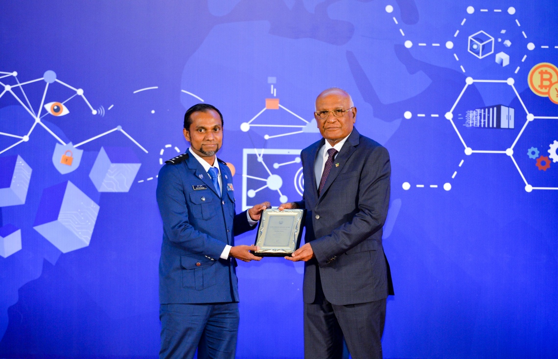 ކަސްޓަމްސްގެ 132 ވަނަ އަހަރީ ދުވަސް ފާހަގަކުރުމަށް ދަރުބާރުގޭގައި ބޭއްވި ޖަލްސާގައި ހެލްތު މިނިސްޓަރު އަހުމަދު ނަސީމް(ކ)، ކަސްޓަމްސް އޮފިސަރަކަށް ހަނދާނީ ފިލައެއް ދެއްވަނީ -- ފޮޓޯ: ރައީސް އޮފީސް