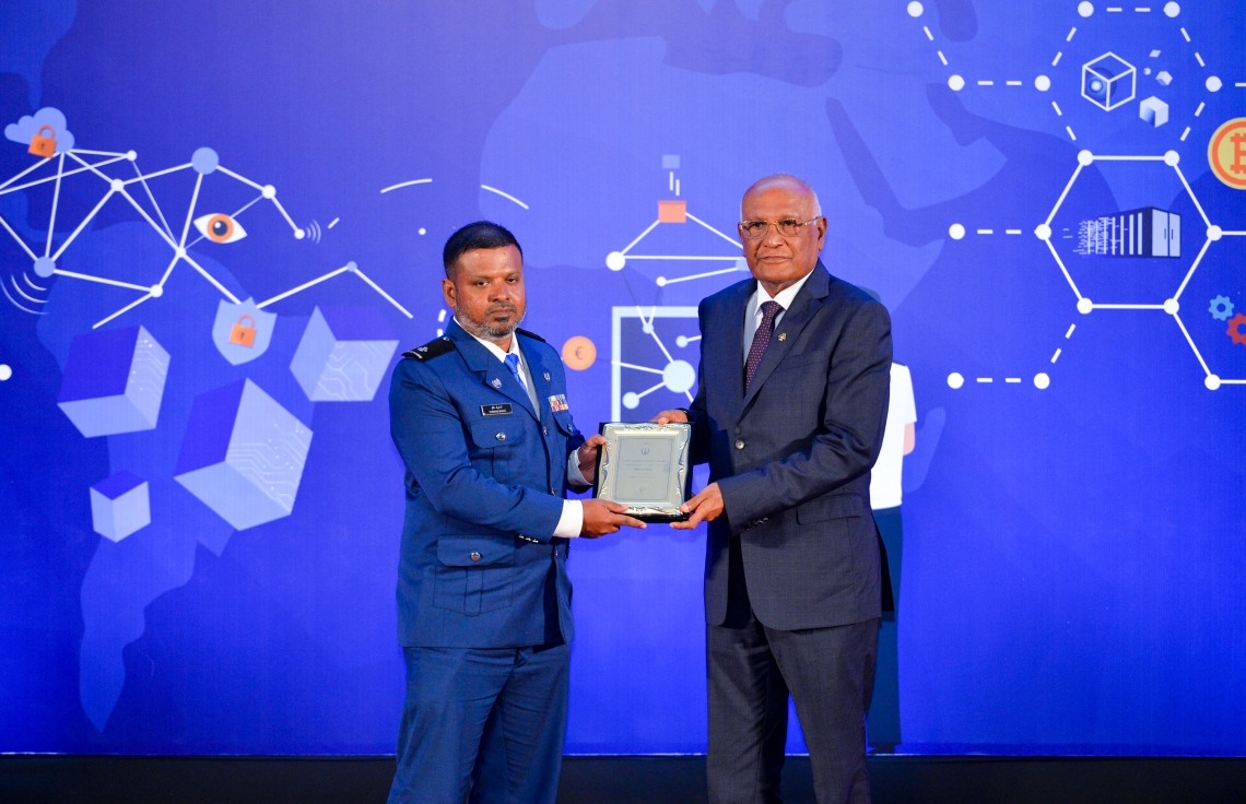 ކަސްޓަމްސްގެ 132 ވަނަ އަހަރީ ދުވަސް ފާހަގަކުރުމަށް ދަރުބާރުގޭގައި ބޭއްވި ޖަލްސާގައި ހެލްތު މިނިސްޓަރު އަހުމަދު ނަސީމް(ކ)، ކަސްޓަމްސް އޮފިސަރަކަށް ހަނދާނީ ފިލައެއް ދެއްވަނީ -- ފޮޓޯ: ރައީސް އޮފީސް