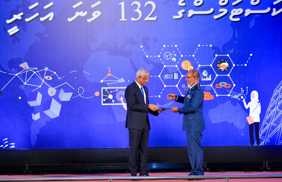 ކަސްޓަމްސްގެ 132 ވަނަ އަހަރީ ދުވަސް ފާހަގަކުރުމަށް ދަރުބާރުގޭގައި ބޭއްވި ޖަލްސާގައި ކޮމިޝަނާ ޖެނެރަލް އޮފް ކަސްޓަމްސް އަބްދުﷲ ޝަރީފް(ކ)، ރައީސް އިބްރާހިމް މުހައްމަދު ސޯލިހަށް(ވ) ހަނދާނީ ފިލައެއް ވެދުމަށް އަރުވަނީ-- ފޮޓޯ: ރައީސް އޮފީސް