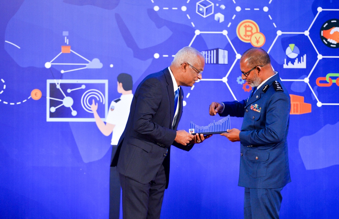 ކަސްޓަމްސްގެ 132 ވަނަ އަހަރީ ދުވަސް ފާހަގަކުރުމަށް ދަރުބާރުގޭގައި ބޭއްވި ޖަލްސާގައި ކޮމިޝަނާ ޖެނެރަލް އޮފް ކަސްޓަމްސް އަބްދުﷲ ޝަރީފް(ކ)، ރައީސް އިބްރާހިމް މުހައްމަދު ސޯލިހަށް(ވ) ހަނދާނީ ފިލައެއް ވެދުމަށް އަރުވަނީ-- ފޮޓޯ: ރައީސް އޮފީސް