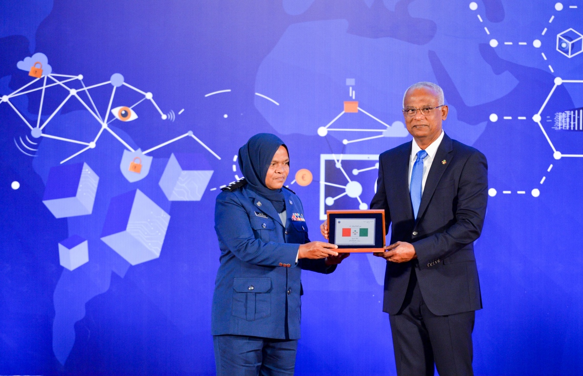 ކަސްޓަމްސްގެ 132 ވަނަ އަހަރީ ދުވަސް ފާހަގަކުރުމަށް ދަރުބާރުގޭގައި ބޭއްވި ޖަލްސާގައި ކަސްޓަމްސްގެ އޮފިސަރަކަށް ރައީސްގެ ކުލަ ހަވާލު ކުރައްވަނީ.-- ފޮޓޯ: ރައީސް އޮފީސް