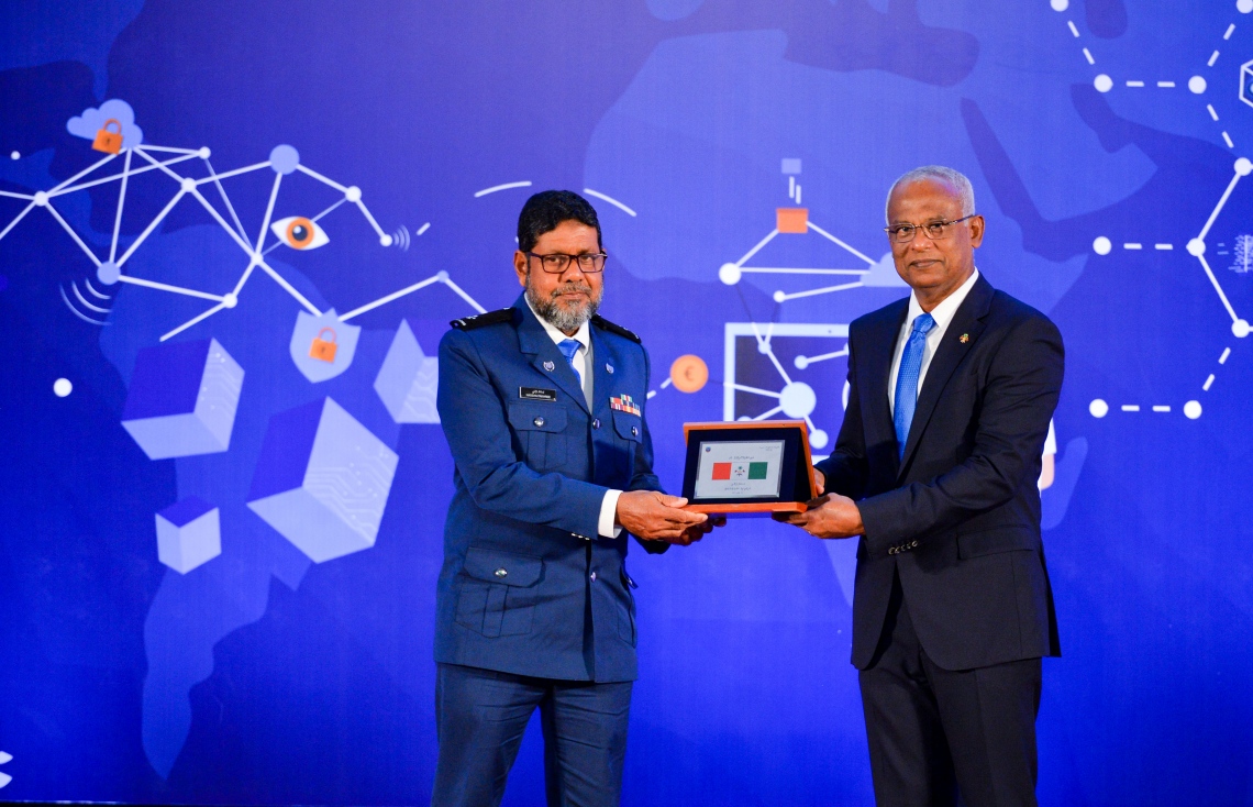 ކަސްޓަމްސްގެ 132 ވަނަ އަހަރީ ދުވަސް ފާހަގަކުރުމަށް ދަރުބާރުގޭގައި ބޭއްވި ޖަލްސާގައި ކަސްޓަމްސްގެ އޮފިސަރަކަށް ރައީސްގެ ކުލަ ހަވާލު ކުރައްވަނީ.-- ފޮޓޯ: ރައީސް އޮފީސް