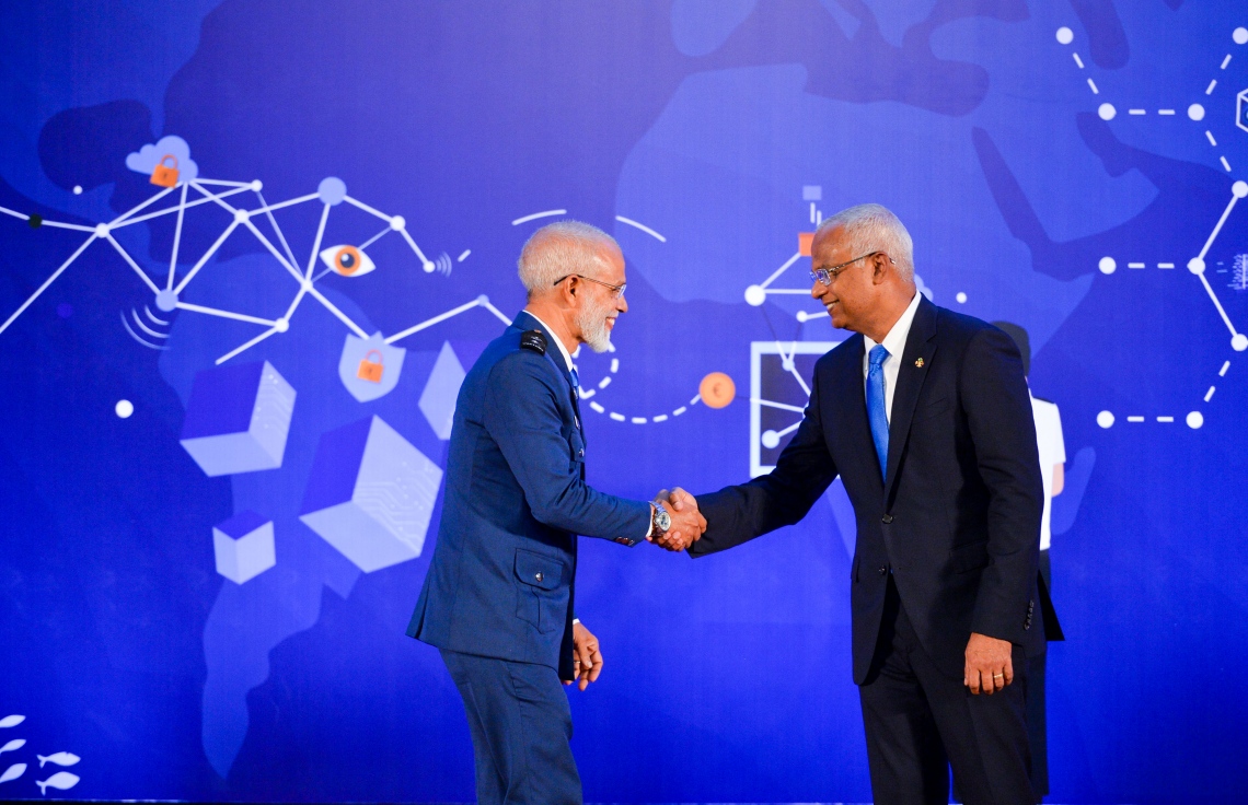 ކަސްޓަމްސްގެ 132 ވަނަ އަހަރީ ދުވަސް ފާހަގަކުރުމަށް ދަރުބާރުގޭގައި ބޭއްވި ޖަލްސާގައި ކަސްޓަމްސްގެ އޮފިސަރަކާ ރައީސް އިބްރާހިމް މުހައްމަދު ސޯލިހު ކުރައްވަނީ.-- ފޮޓޯ: ރައީސް އޮފީސް