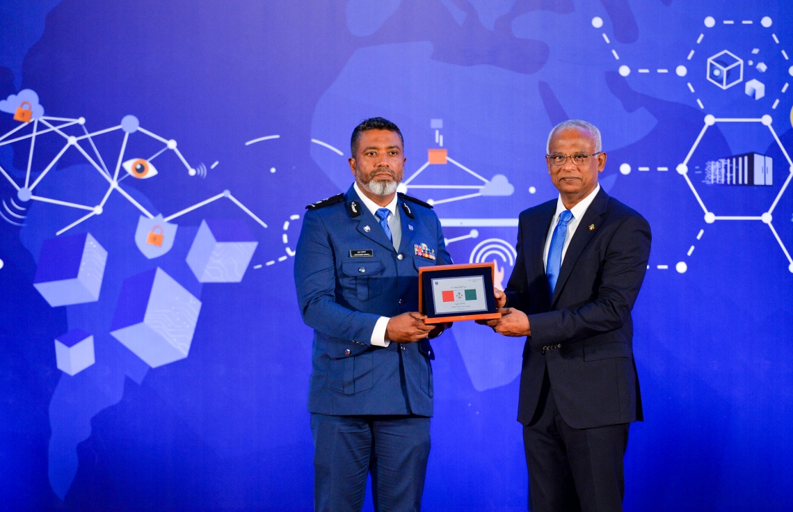 ކަސްޓަމްސްގެ 132 ވަނަ އަހަރީ ދުވަސް ފާހަގަކުރުމަށް ދަރުބާރުގޭގައި ބޭއްވި ޖަލްސާގައި ކަސްޓަމްސްގެ އޮފިސަރަކަށް ރައީސްގެ ކުލަ ހަވާލު ކުރައްވަނީ.-- ފޮޓޯ: ރައީސް އޮފީސް